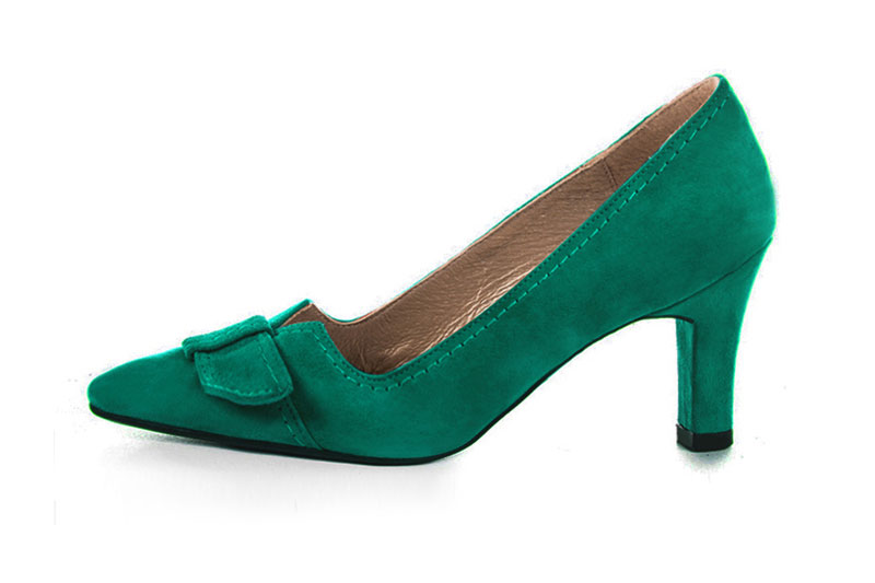 Emerald green women's dress pumps, with a knot on the front. Tapered toe. High kitten heels. Profile view - Florence KOOIJMAN